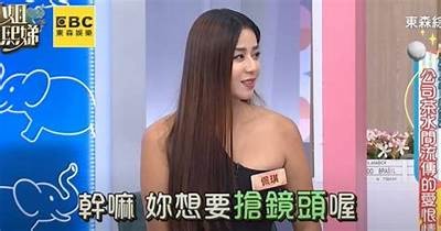 主播挑战美味，品尝独特的蜡心瓶糖！