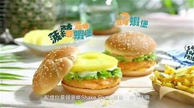 主播享用美味鸡腿与甜蜜糖心，直播互动乐趣多多！